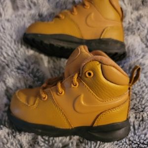 Toddler nike sneaker boot size 7